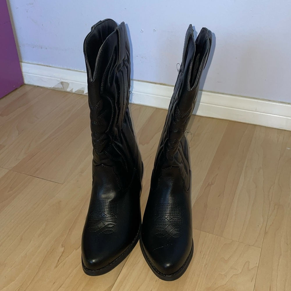 Black cowgirl boots 🐮